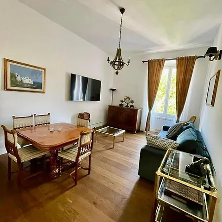 Sole In The Center Of Apartment *