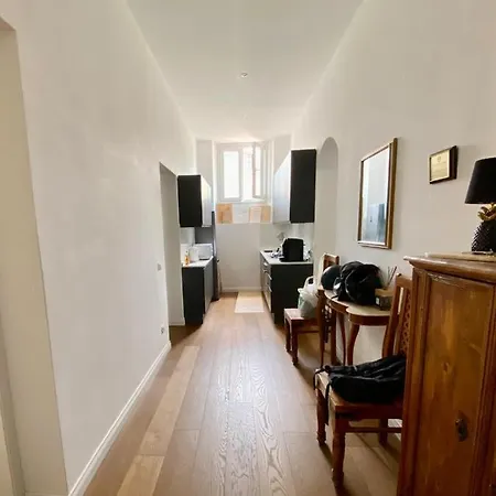Apartment Sole In The Center Of